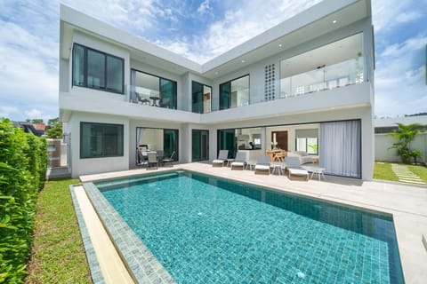Property building, Patio, Day, View (from property/room), Balcony/Terrace, Pool view, Swimming pool, sunbed