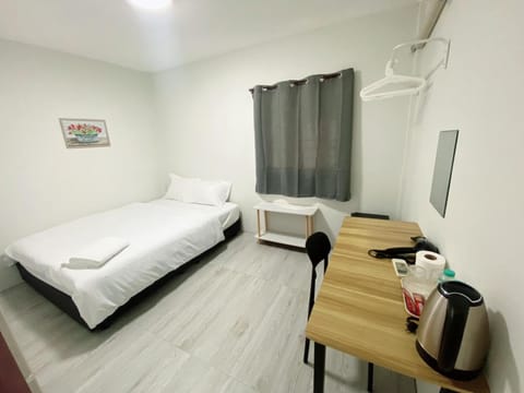 Bed, Coffee/tea facilities, Kitchen or kitchenette, Photo of the whole room, Dining area, Bedroom