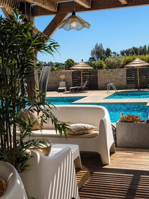 Patio, Restaurant/places to eat, Living room, Seating area, Pool view, Swimming pool, sunbed