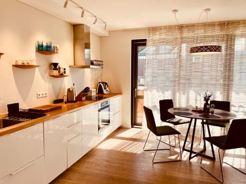 Coffee/tea facilities, Kitchen or kitchenette, Dining area, stove