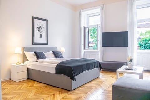Bed, TV and multimedia, Seating area, Bedroom