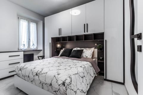 Photo of the whole room, Bedroom, wardrobe