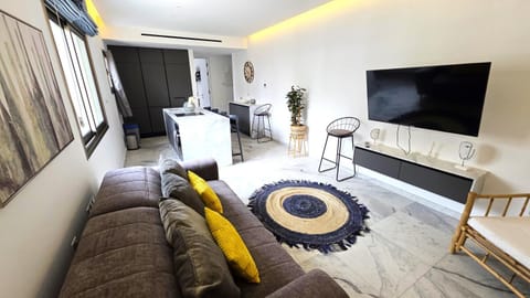 TV and multimedia, Kitchen or kitchenette, Living room, Seating area, Evening entertainment