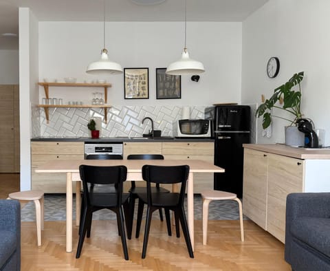 Kitchen or kitchenette, Dining area
