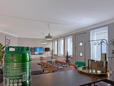 Zentr Stuttgart Gruppen-Duplex 13 Schlafplätze, PS5, Spiele & Terrasse House in Stuttgart