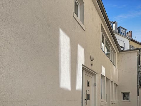 Zentr Stuttgart Gruppen-Duplex 13 Schlafplätze, PS5, Spiele & Terrasse House in Stuttgart