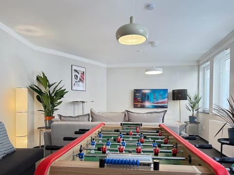 Zentr Stuttgart Gruppen-Duplex 13 Schlafplätze, PS5, Spiele & Terrasse House in Stuttgart