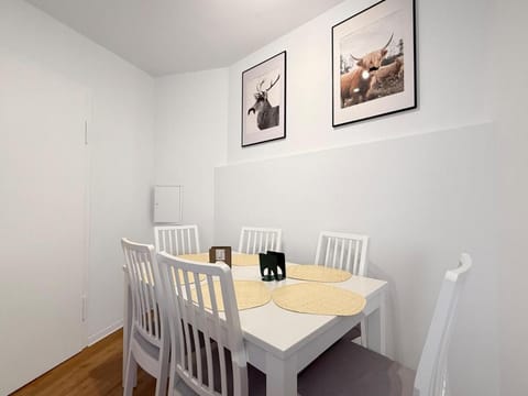 Zentr Stuttgart Gruppen-Duplex 13 Schlafplätze, PS5, Spiele & Terrasse House in Stuttgart