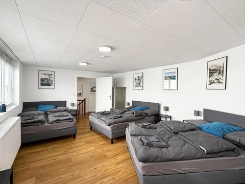 Zentr Stuttgart Gruppen-Duplex 13 Schlafplätze, PS5, Spiele & Terrasse House in Stuttgart