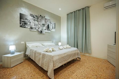 Bed, Photo of the whole room, Bedroom, air conditioner