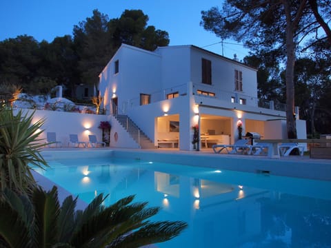 Shower, Toilet, Property building, Patio, Patio, Facade/entrance, BBQ facilities, BBQ facilities, Garden, Garden, Balcony/Terrace, Balcony/Terrace, Kitchen or kitchenette, Seating area, Garden view, Pool view, Swimming pool, Swimming pool