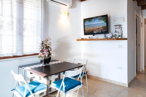 TV and multimedia, Dining area, air conditioner