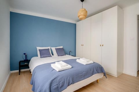 Bed, Bedroom, towels, wardrobe