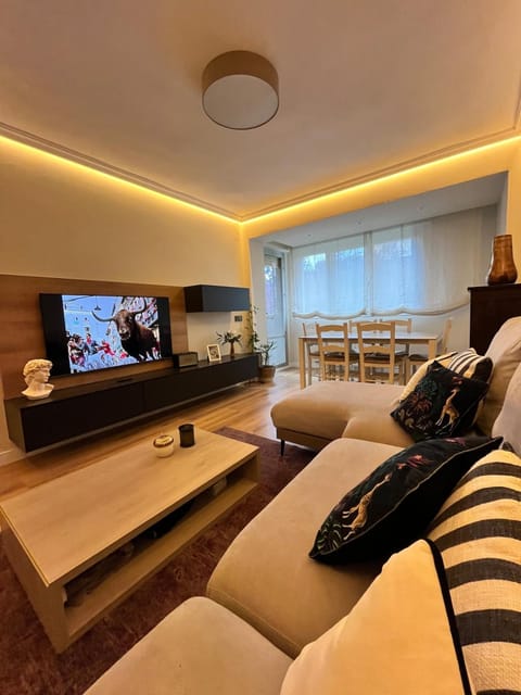 Communal lounge/ TV room, TV and multimedia, Living room, Seating area