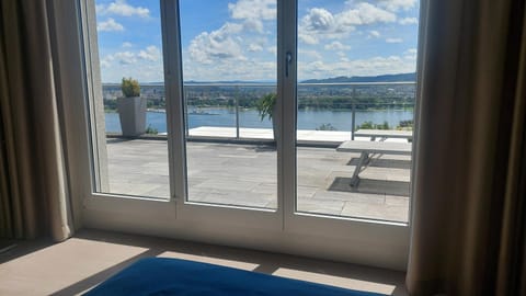 View (from property/room), Balcony/Terrace, Lake view, Mountain view, sunbed