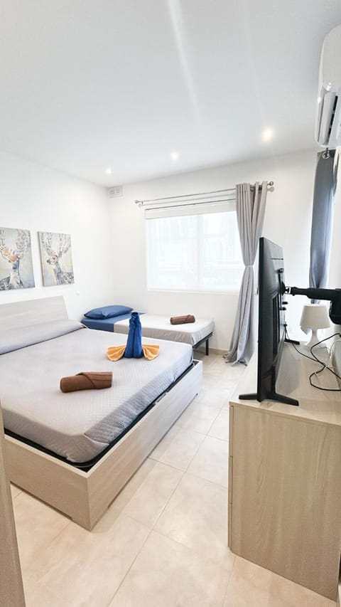 Bed, TV and multimedia, Bedroom, air conditioner