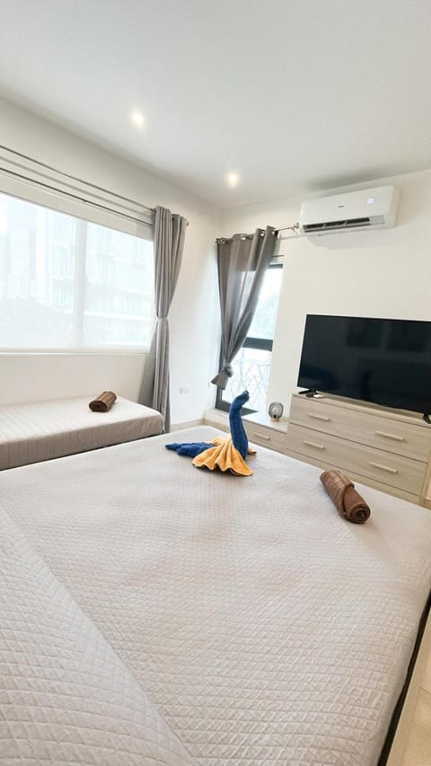 Bed, TV and multimedia, Bedroom, towels