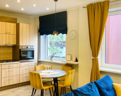 Kitchen or kitchenette, Living room, Seating area, Dining area, dishwasher, oven, stove, washing machine