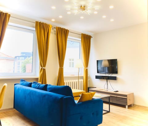 Communal lounge/ TV room, TV and multimedia, Living room, Seating area, Evening entertainment