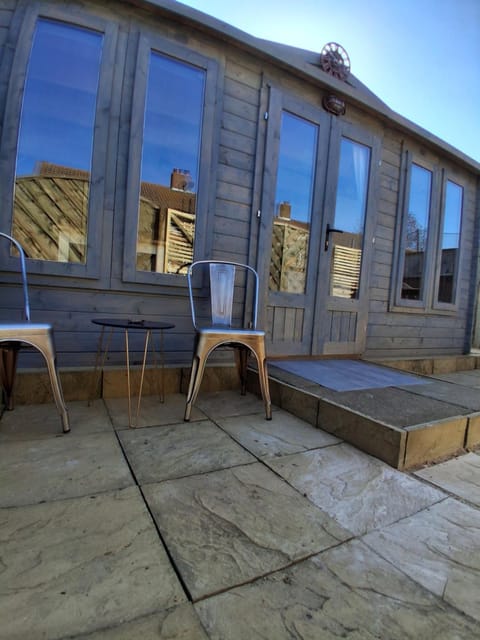 Property building, Patio, Balcony/Terrace, Balcony/Terrace