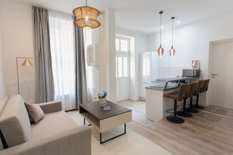 Kitchen or kitchenette, Living room, Seating area, Dining area