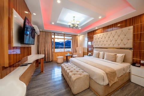 Bed, TV and multimedia, View (from property/room), Photo of the whole room, Seating area, Bedroom