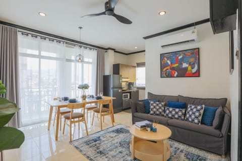 TV and multimedia, Kitchen or kitchenette, Living room, Seating area, Dining area