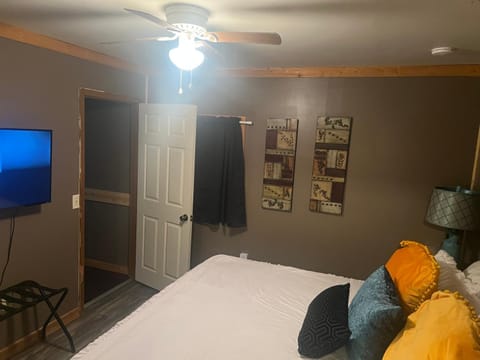 Country Cottage Love Nest Lake Cumberland KING BED Villa in Lake Cumberland