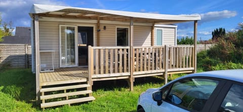 Mobil-home 28 m2, 2 chambres et terrasse Campground/ 
RV Resort in Douarnenez