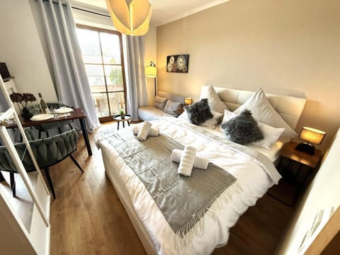 Bed, Living room, Photo of the whole room, Seating area, Bedroom