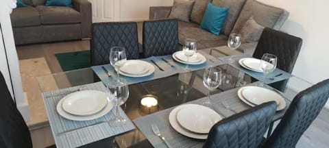 Spacious home for groups of friends, family and work colleagues, external CCTV installed for guests peace of mind House in Oldbury