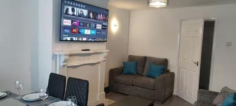 Spacious home for groups of friends, family and work colleagues, external CCTV installed for guests peace of mind House in Oldbury
