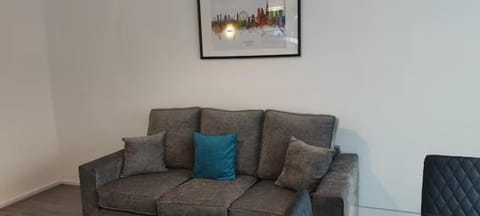 Spacious home for groups of friends, family and work colleagues, external CCTV installed for guests peace of mind House in Oldbury