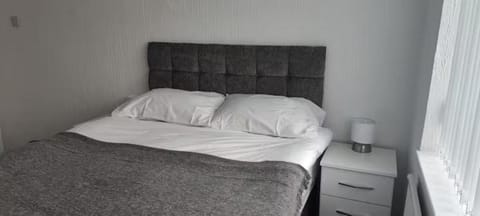 Spacious home for groups of friends, family and work colleagues, external CCTV installed for guests peace of mind House in Oldbury