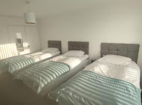 Spacious home for groups of friends, family and work colleagues, external CCTV installed for guests peace of mind House in Oldbury