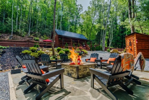 Property building, Patio, Natural landscape, Garden, Seating area, Evening entertainment, Garden view
