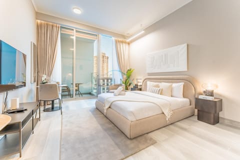 Bed, TV and multimedia, Seating area, Dining area, Bedroom