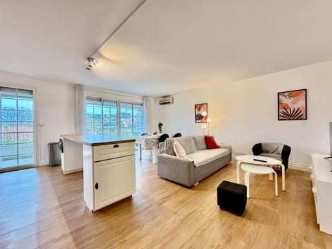 TV and multimedia, Living room, Seating area, Dining area, air conditioner