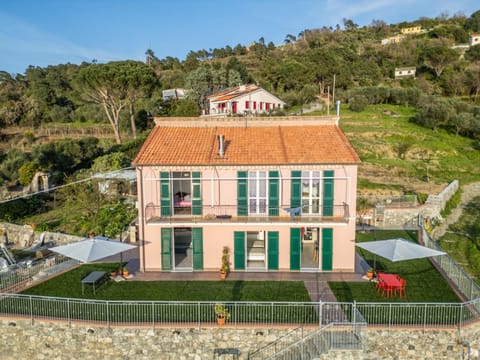 Shower, BBQ facilities, Garden, TV and multimedia, Coffee/tea facilities, Kitchen or kitchenette, Mountain view, Sea view, cot, Parking, dishwasher, microwave, toaster, towels, washing machine, dryer, kitchen, air conditioner