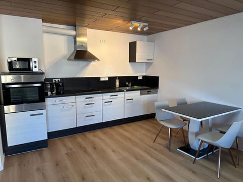 Coffee/tea facilities, Kitchen or kitchenette, Dining area, dishwasher, oven, stove, toaster