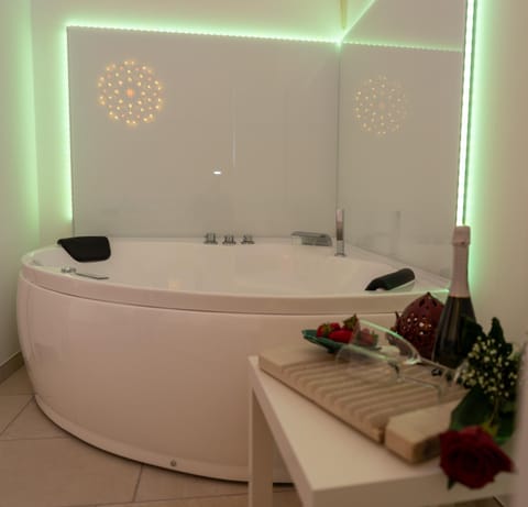 Hot Tub, Hot Tub, Bedroom, Non alcoholic drinks, heating, air conditioner