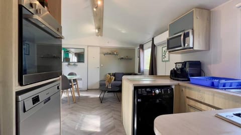 TV and multimedia, Kitchen or kitchenette, Dining area, dishwasher, oven, stove, toaster