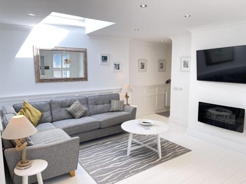 Property building, TV and multimedia, Living room, Seating area