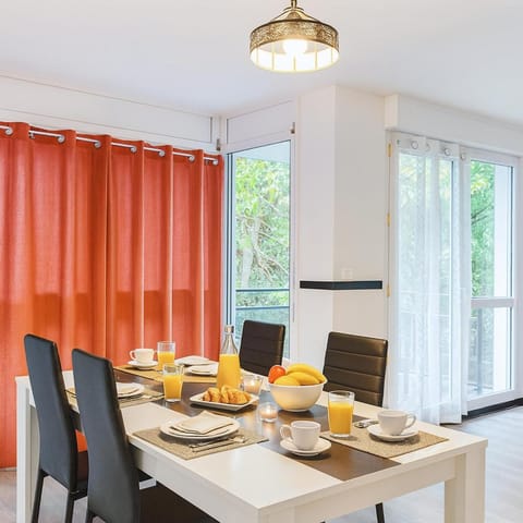 Food and drinks, Dining area, Food, Breakfast, Continental breakfast, Drinks