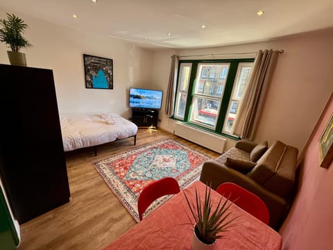 Communal lounge/ TV room, Bed, TV and multimedia, Living room, Photo of the whole room, Seating area, Dining area, Bedroom
