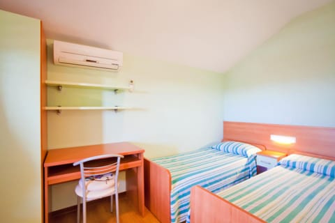 Bed, Photo of the whole room, Bedroom, air conditioner