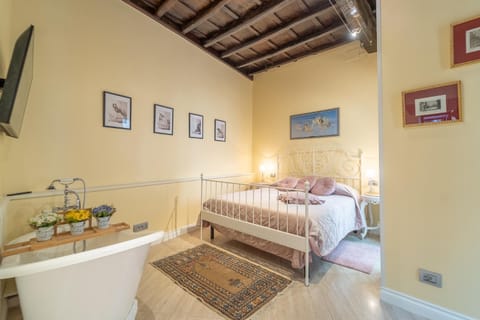 Bed, TV and multimedia, Photo of the whole room, Bedroom