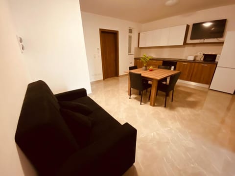 Kitchen or kitchenette, Living room, Seating area, Dining area