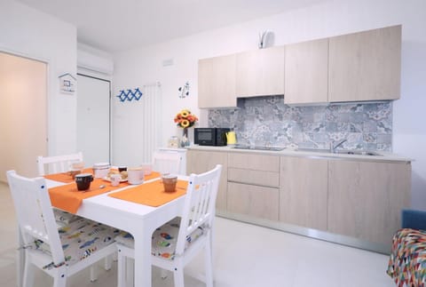 Kitchen or kitchenette, Dining area, air conditioner