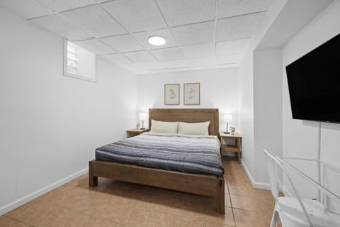 Shadyside, Pittsburgh !A Modern and Bright Private Bedroom with Shared Bathroom Vacation rental in Shadyside